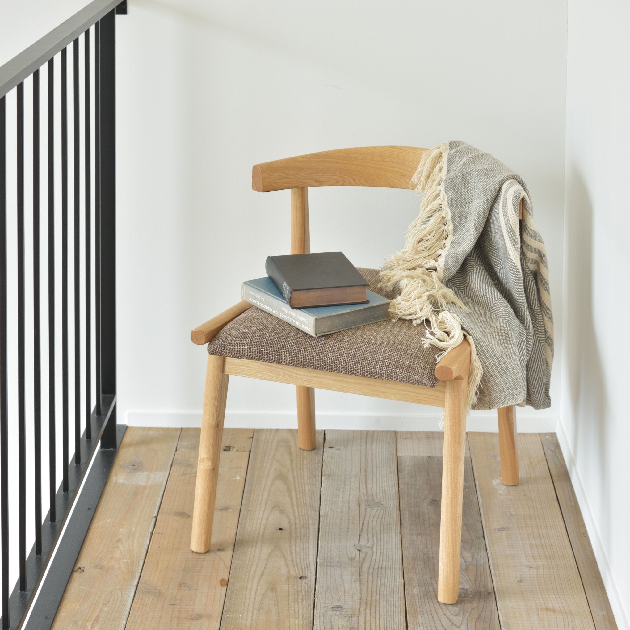 ダイニングチェア 1脚 チェア 単品 椅子 完成品 肘なし 布 レザー 合皮 一人掛け ひとりがけ 高見え 高級感