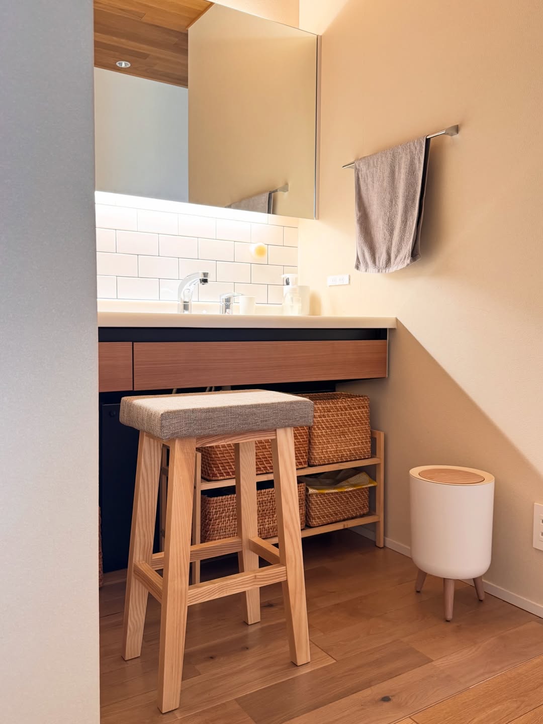 ハイスツール 1脚 カウンターチェア 椅子 天然木 布 ファブリック 足置き フットレスト付き 完成品