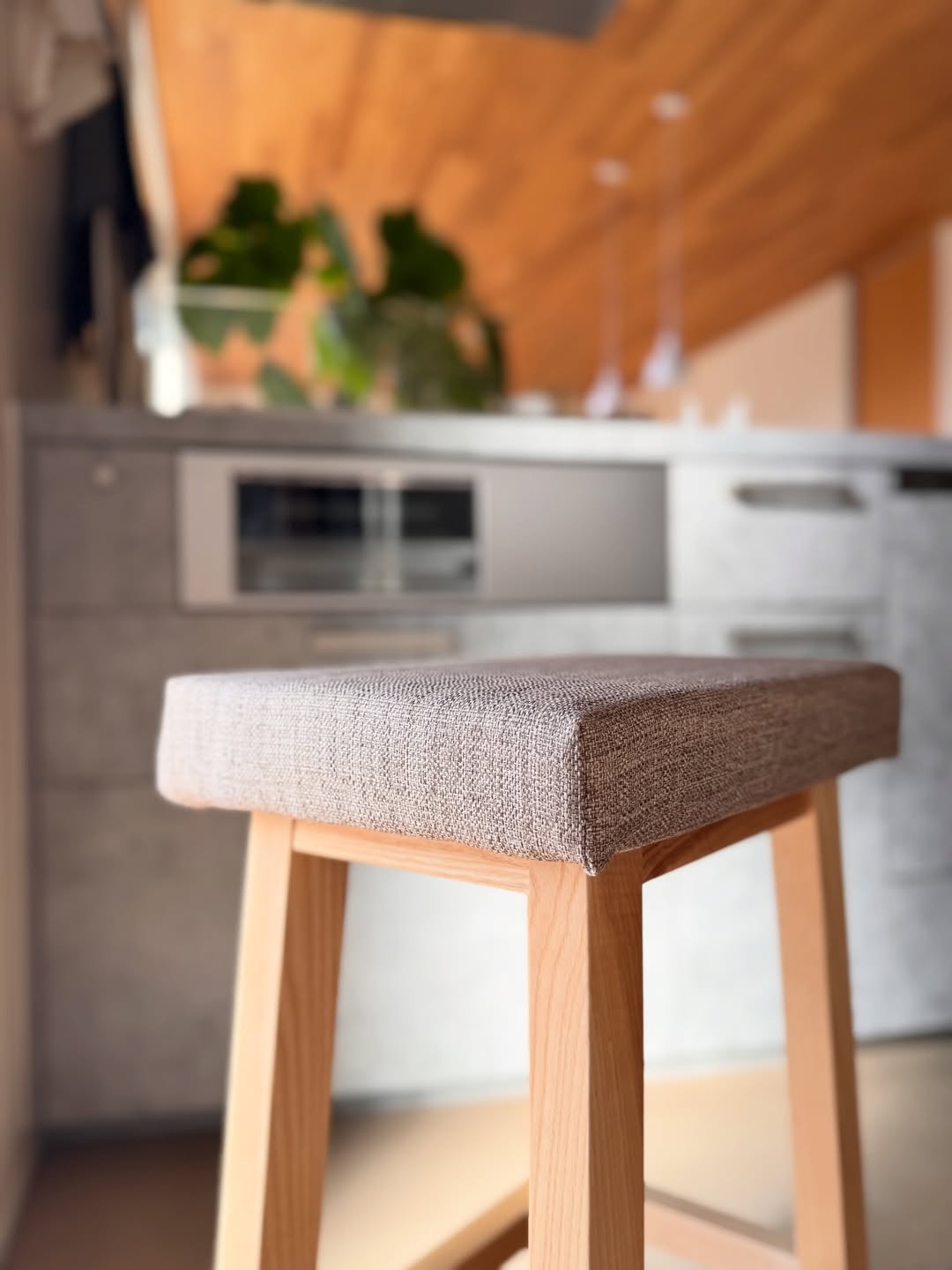 ハイスツール 1脚 カウンターチェア 椅子 天然木 布 ファブリック 足置き フットレスト付き 完成品