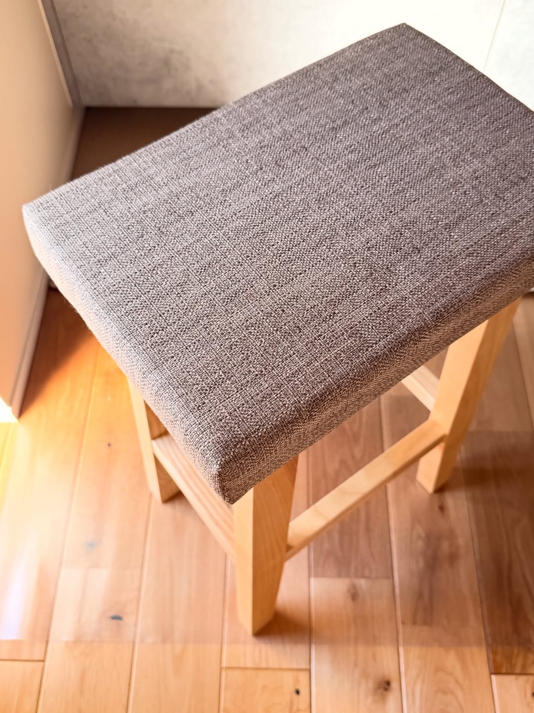 ハイスツール 1脚 カウンターチェア 椅子 天然木 布 ファブリック 足置き フットレスト付き 完成品