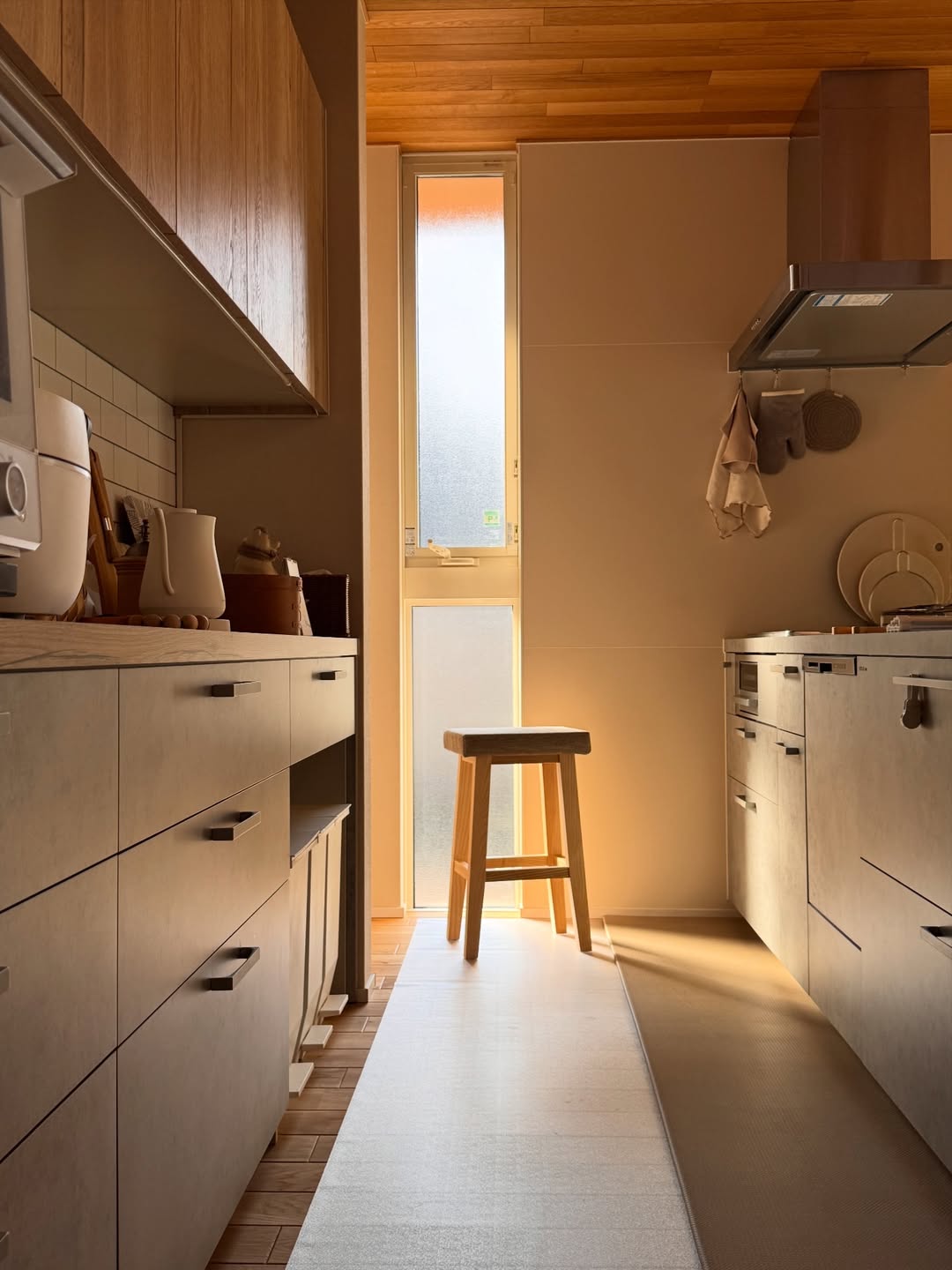 ハイスツール 1脚 カウンターチェア 椅子 天然木 布 ファブリック 足置き フットレスト付き 完成品